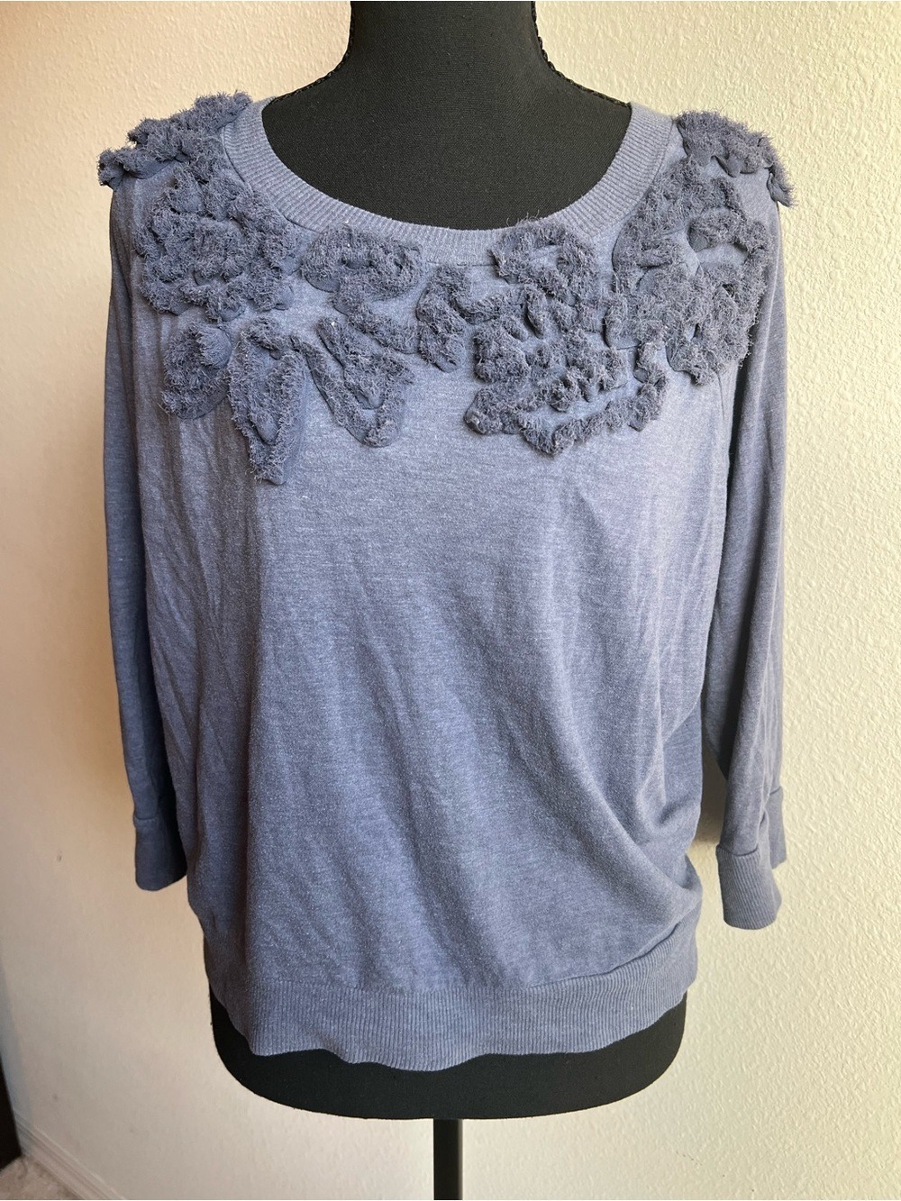 Hinge Gray- Blue Floral Applique Knit Pullover 3/4 Sleeves